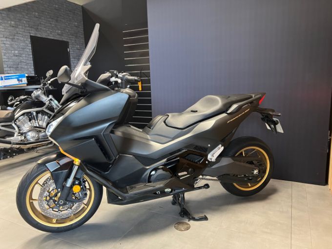 HONDA FORZA 750 4