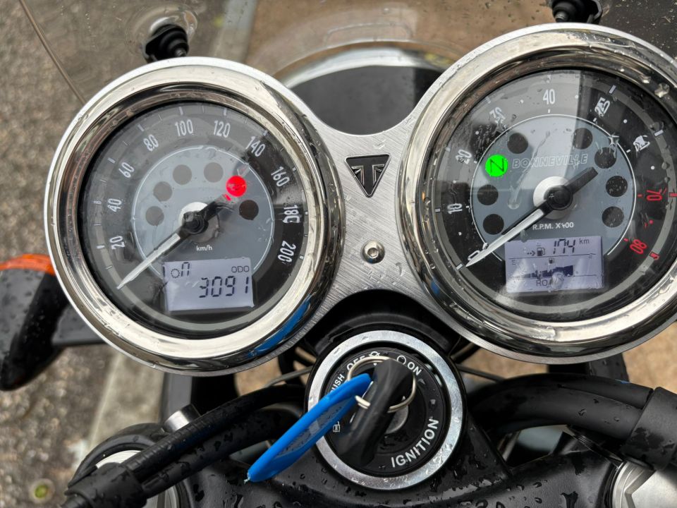 TRIUMPH BONNEVILLE T100 900 4
