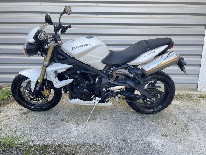 TRIUMPH STREET TRIPLE 675 4