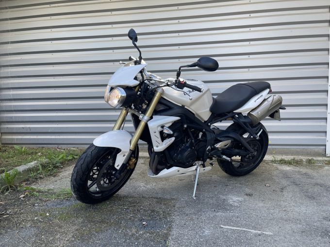 TRIUMPH STREET TRIPLE 675 4