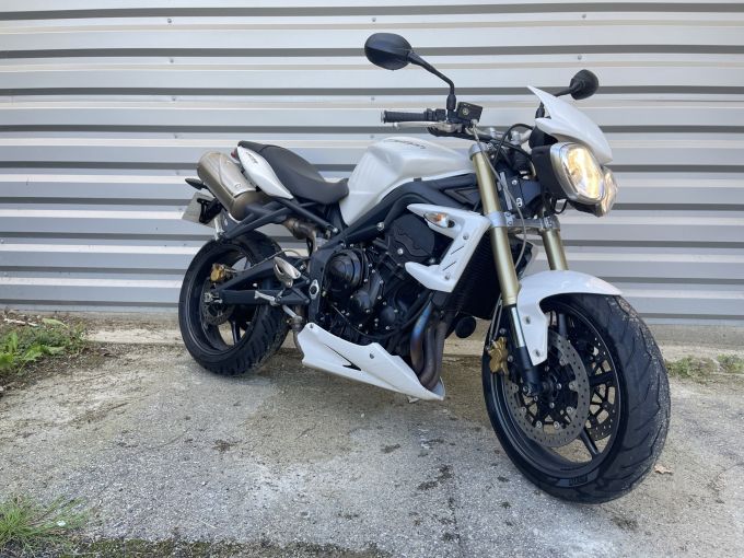 TRIUMPH STREET TRIPLE 675 4