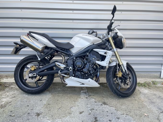 TRIUMPH STREET TRIPLE 675 4
