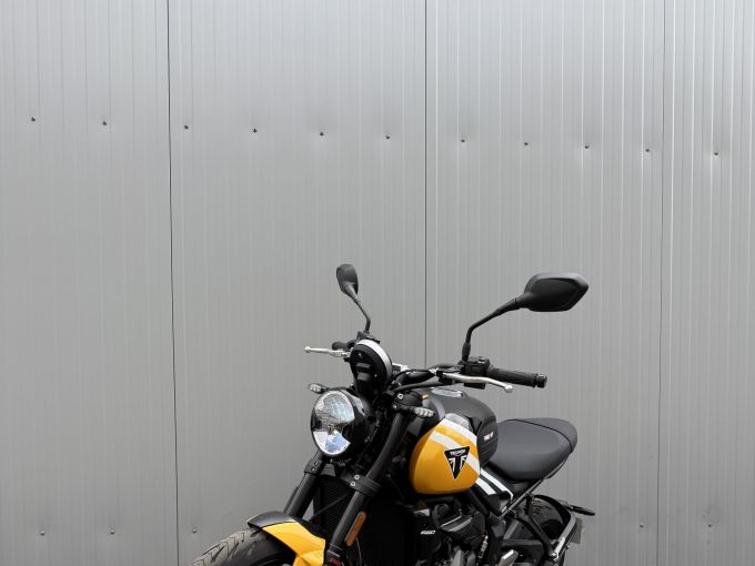 TRIUMPH TRIDENT 660 4