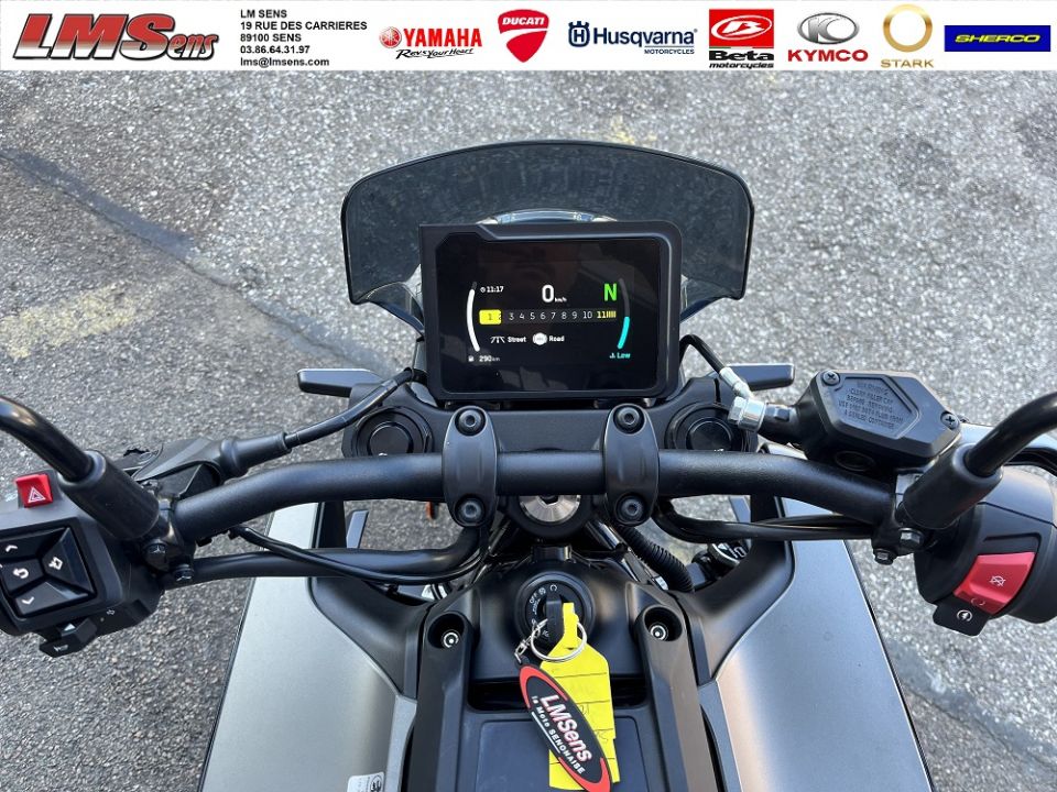 HUSQVARNA SVARTPILEN 125 ABS 4