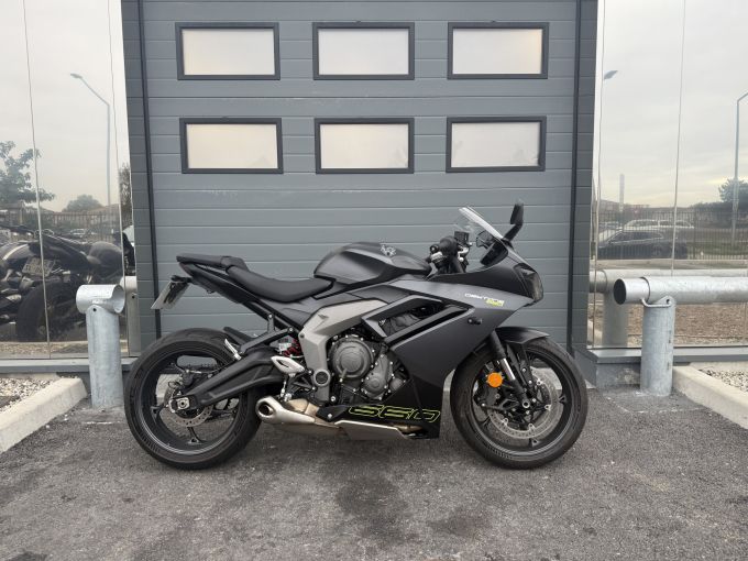 TRIUMPH 	DAYTONA 660 4
