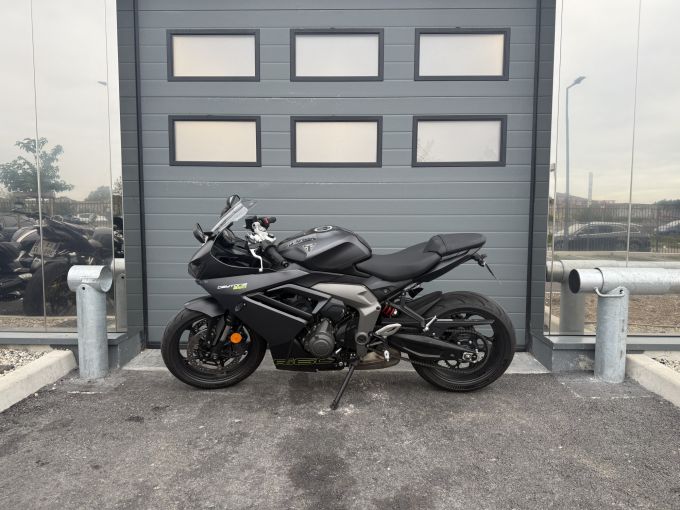 TRIUMPH 	DAYTONA 660 4