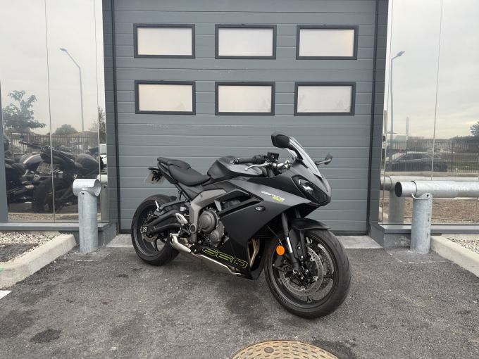 TRIUMPH 	DAYTONA 660 4