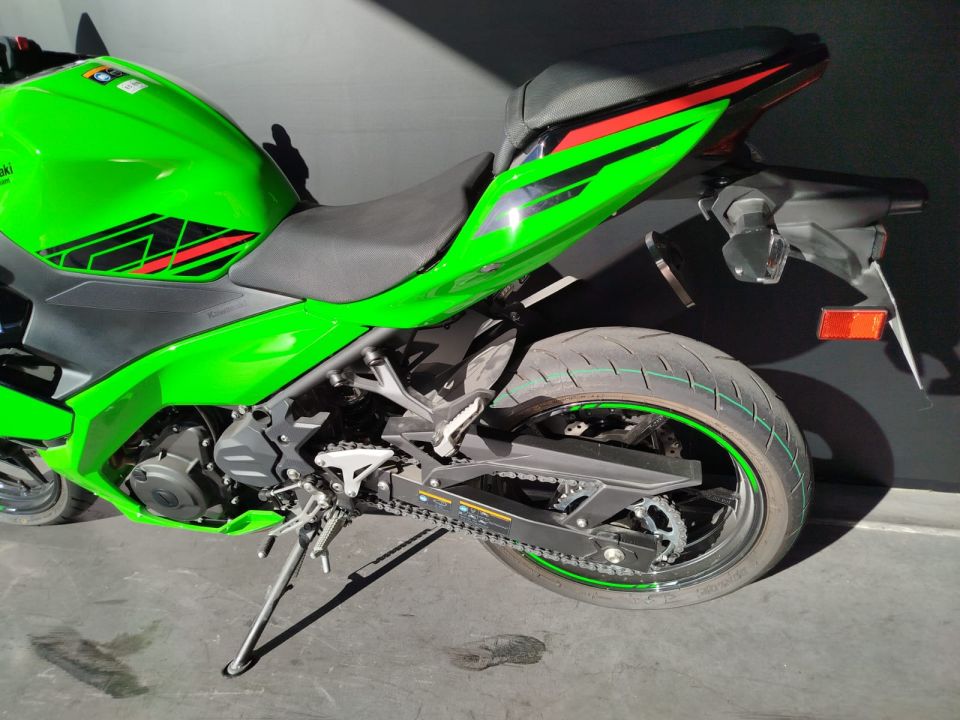 KAWASAKI NINJA 400 4