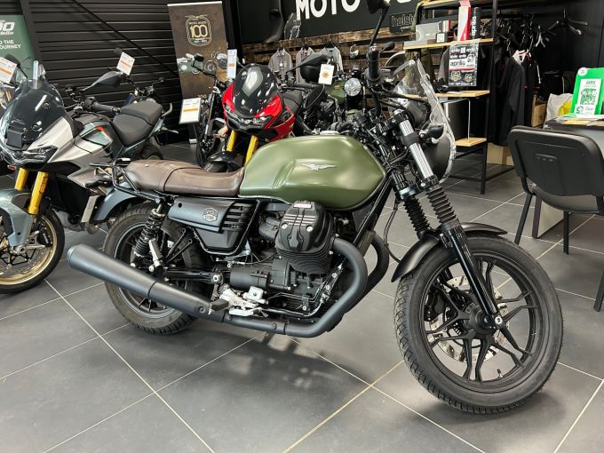MOTO GUZZI V7 STONE 4