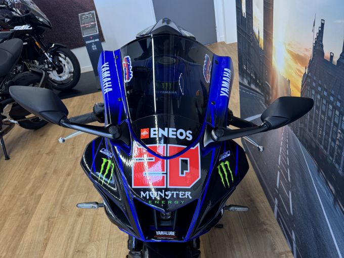 YAMAHA YZF-R7 4