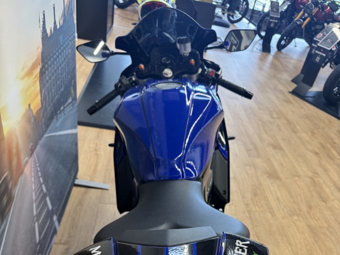 YAMAHA YZF-R7 4