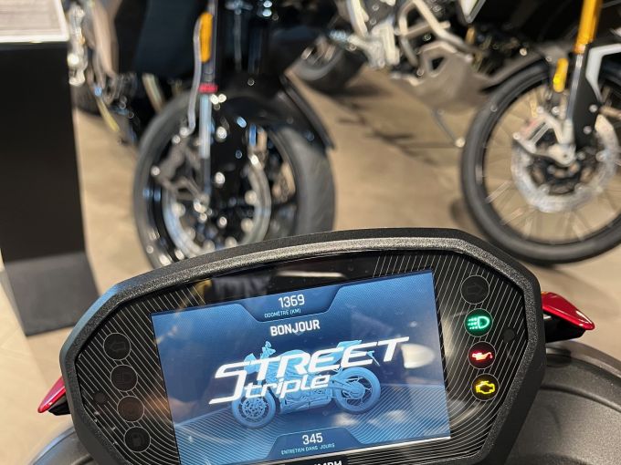TRIUMPH STREET TRIPLE 765 RS 4
