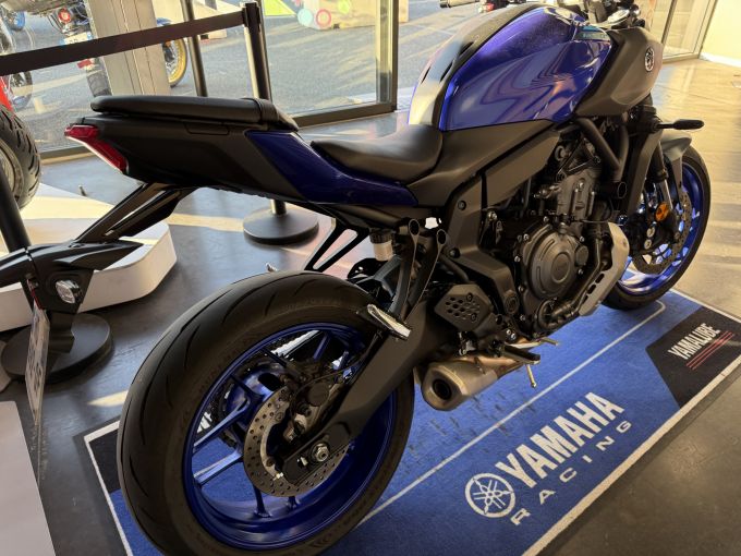 YAMAHA MT-07 4