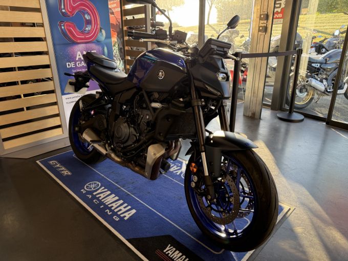 YAMAHA MT-07 4