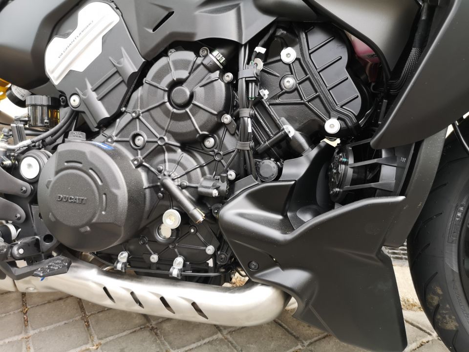 DUCATI DIAVEL V4 4