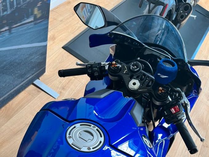 YAMAHA YZF 1000 R1 4