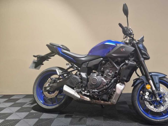 YAMAHA MT-07 4