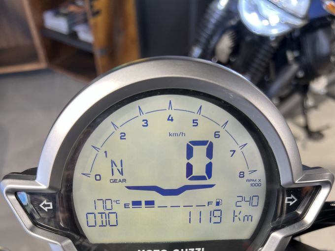 MOTO GUZZI V7 SPORT 4