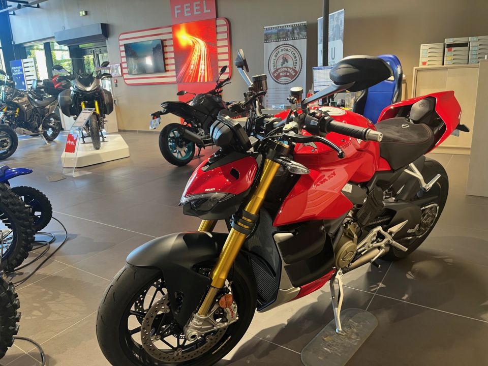 DUCATI STREETFIGHTER V4S 4