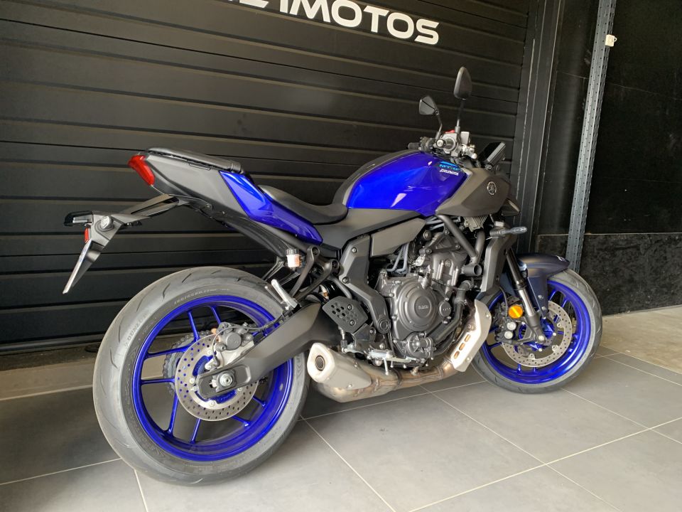 YAMAHA MT-07 4
