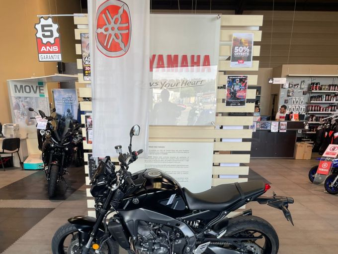 YAMAHA MT-09 4