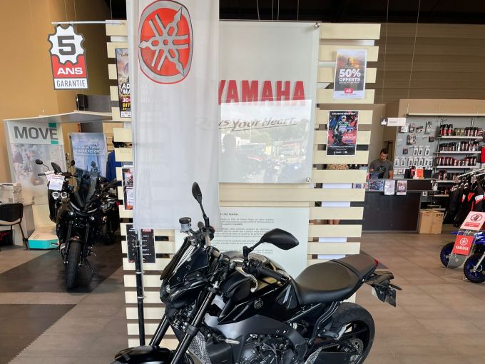 YAMAHA MT-09 4
