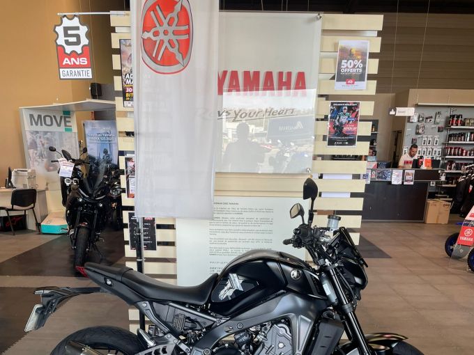 YAMAHA MT-09 4