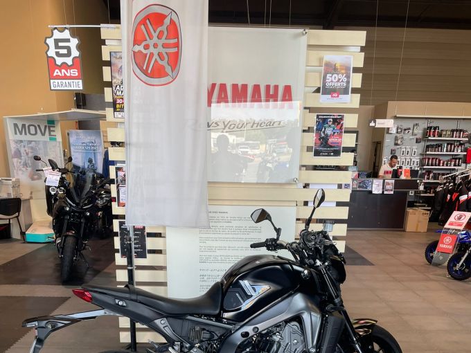 YAMAHA MT-09 4
