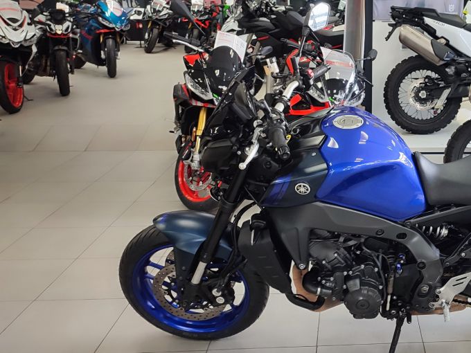 YAMAHA MT-09 4