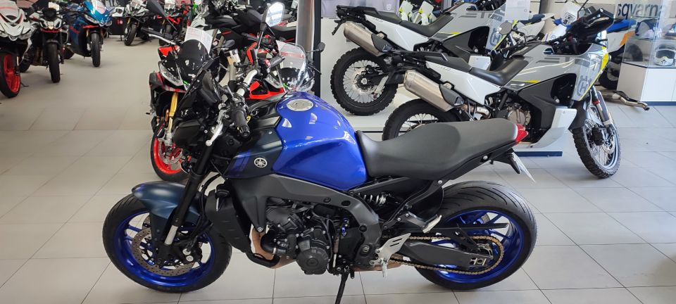 YAMAHA MT-09 4