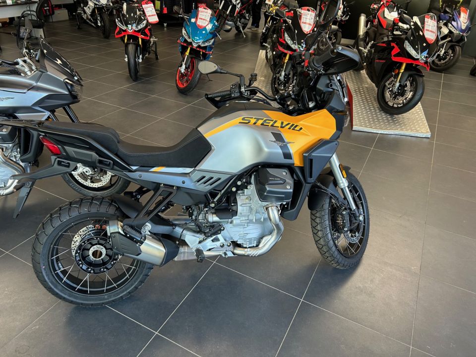 MOTO GUZZI STELVIO 4