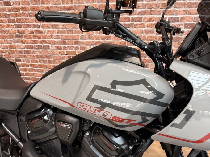 HARLEY-DAVIDSON ADVENTURE PAN AMERICA 1250 ST 4