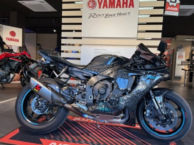 YAMAHA YZF 1000 R1 4