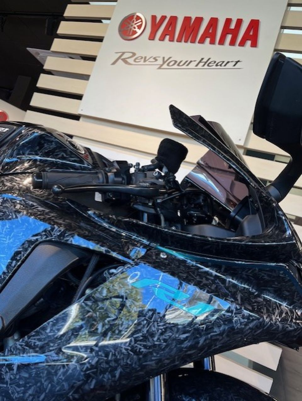 YAMAHA YZF 1000 R1 4