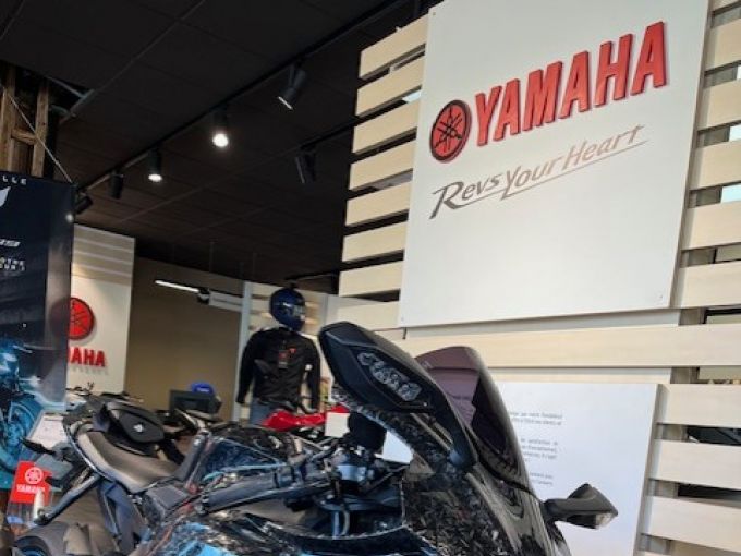 YAMAHA YZF 1000 R1 4
