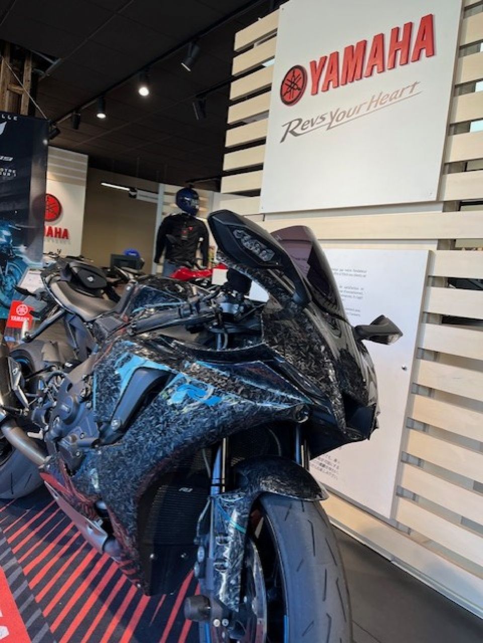 YAMAHA YZF 1000 R1 4