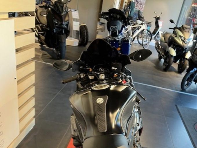 YAMAHA YZF 1000 R1 4