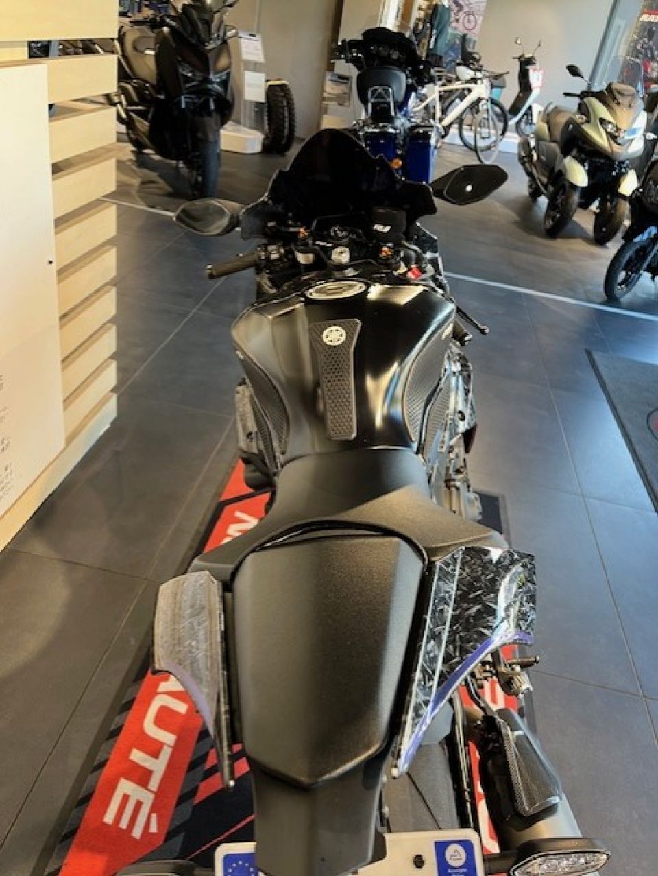 YAMAHA YZF 1000 R1 4