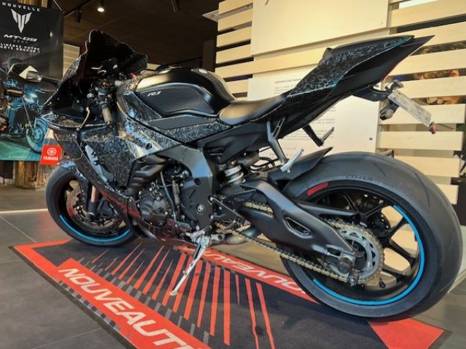 YAMAHA YZF 1000 R1 4