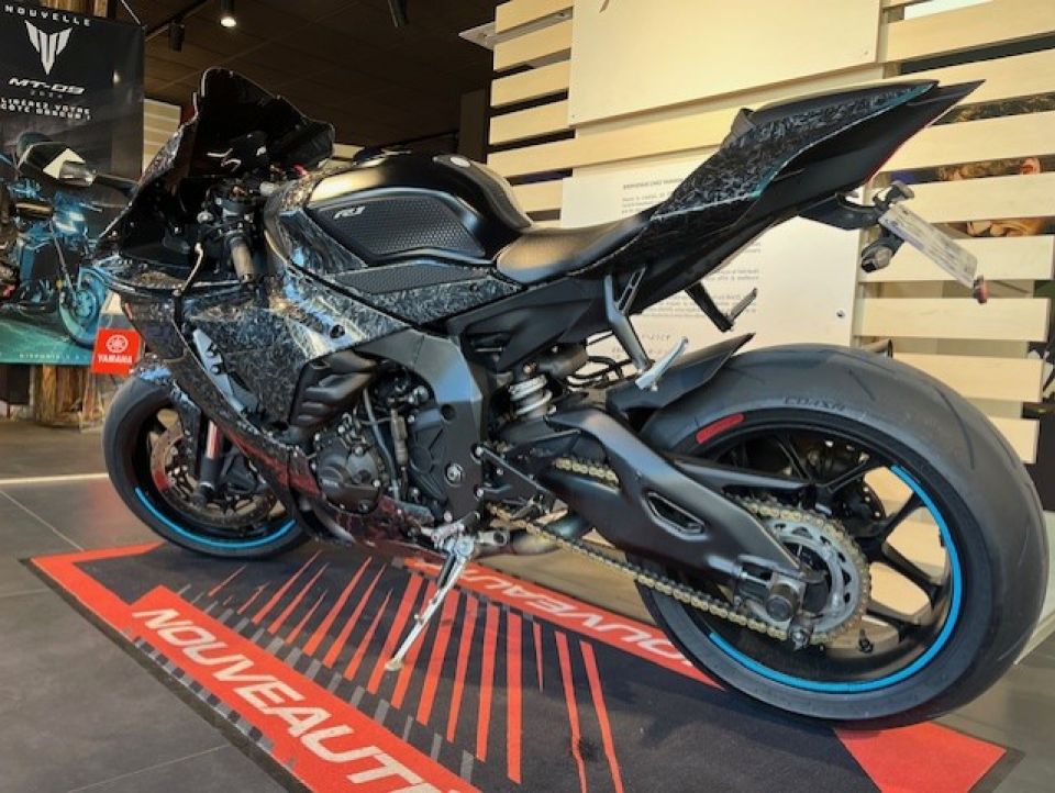 YAMAHA YZF 1000 R1 4