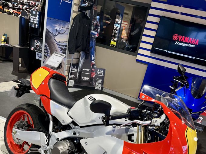 YAMAHA XSR 900 GP 4