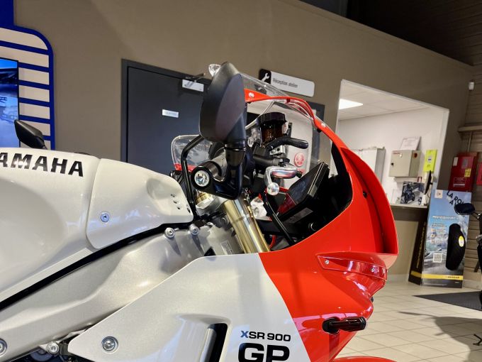 YAMAHA XSR 900 GP 4