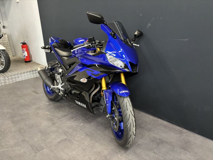 YAMAHA YZF-R3 4