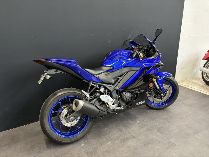 YAMAHA YZF-R3 4