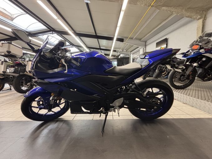 YAMAHA YZF-R3 4