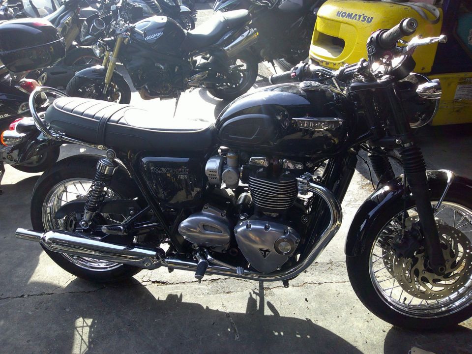 TRIUMPH BONNEVILLE T120 4