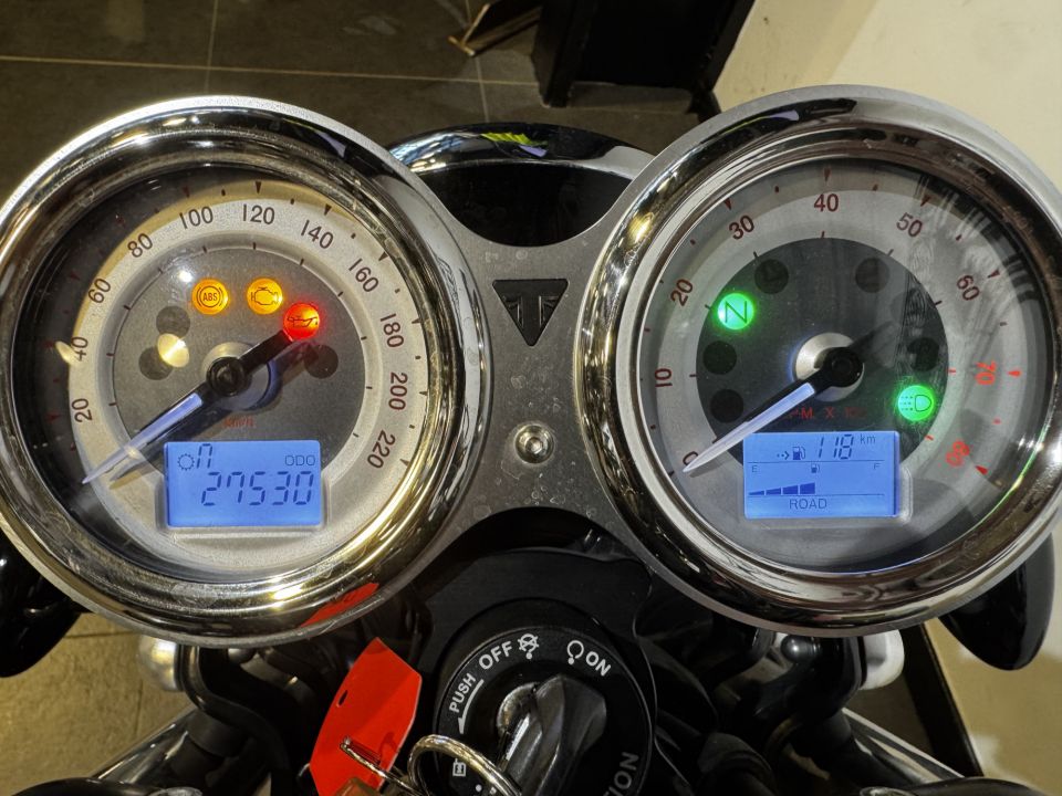 TRIUMPH THRUXTON 1200 4