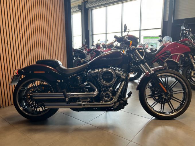 HARLEY-DAVIDSON CVO Breakout 4