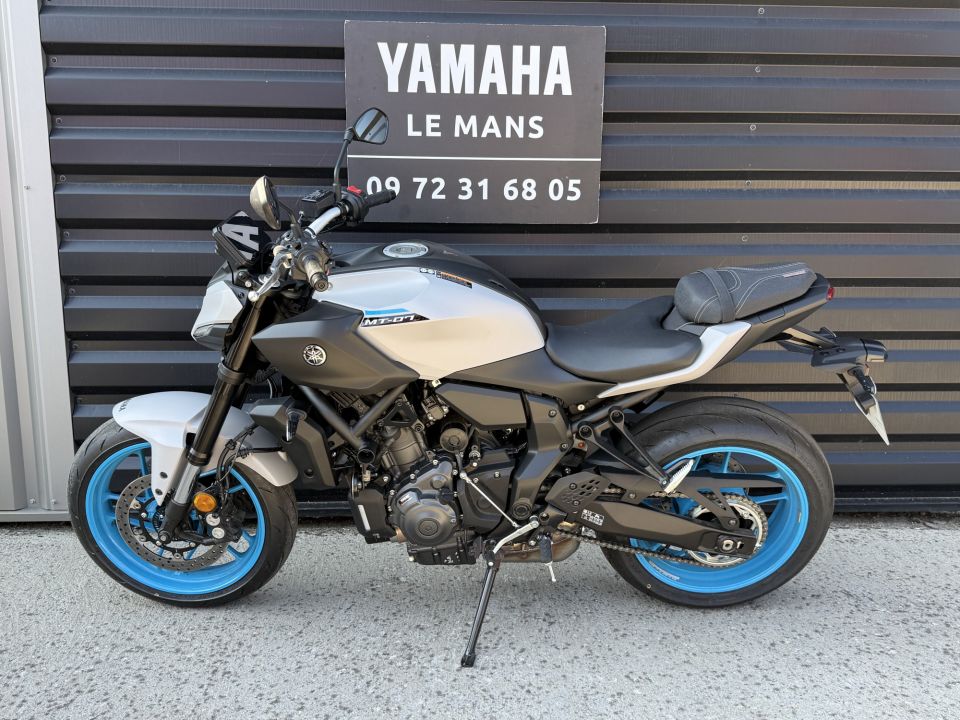 YAMAHA MT-07 4