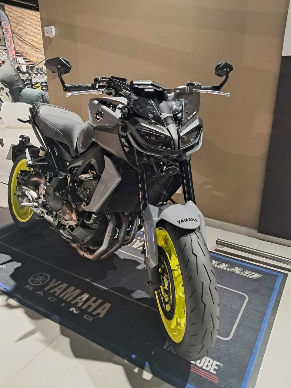YAMAHA MT-09 4